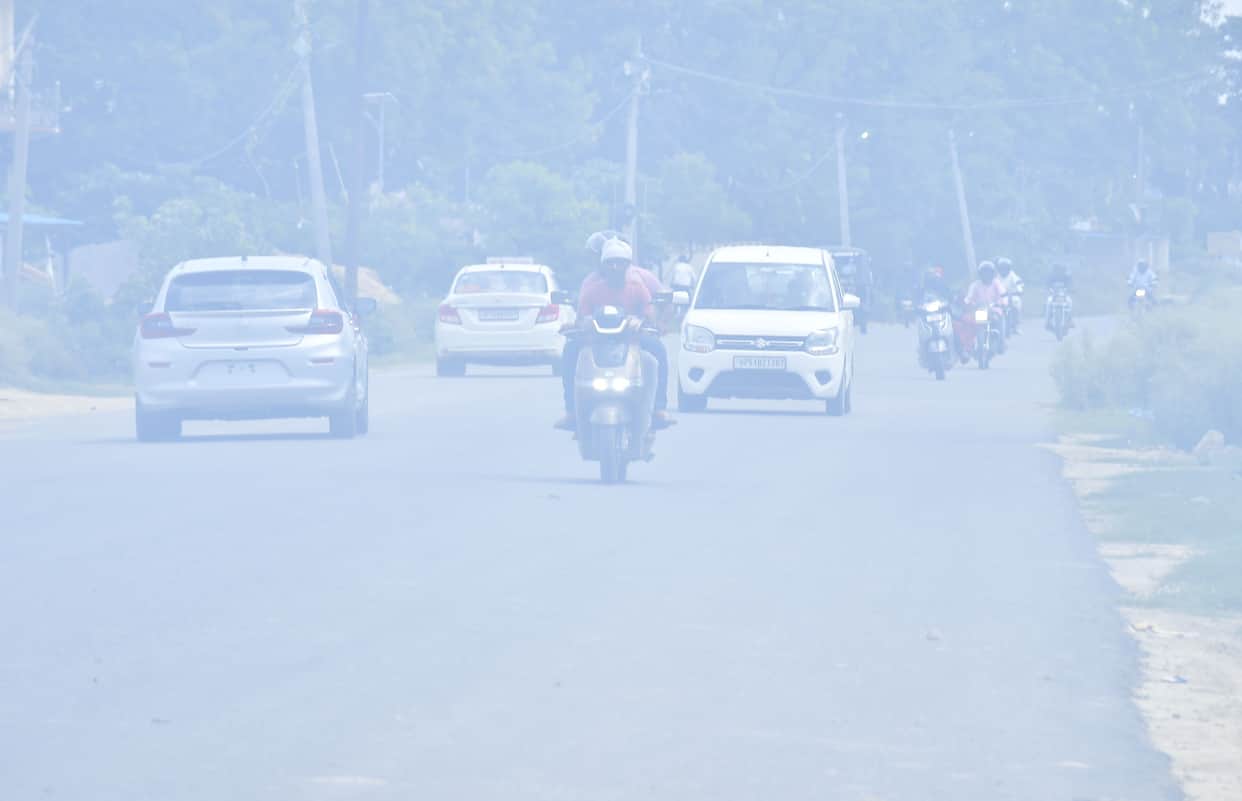 Fire breaks out in garbage; passersby and traders troubled by smoke.