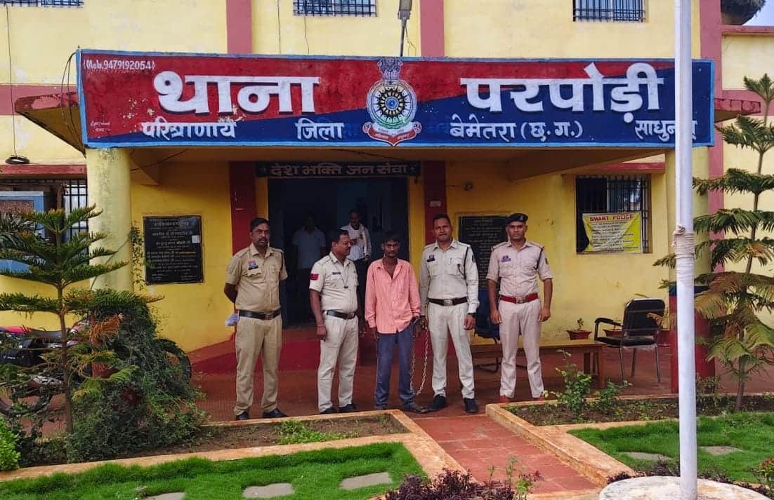 पुलिस की गिरफ्त में आरोपी