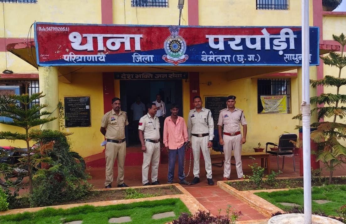 पुलिस की गिरफ्त में आरोपी