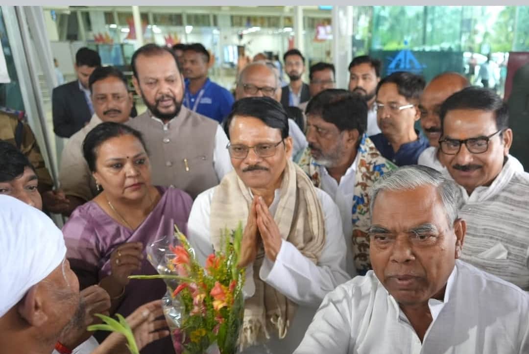 Questioning the government while remaining in power: Questions raised over Jharkhand Congress's dual role.