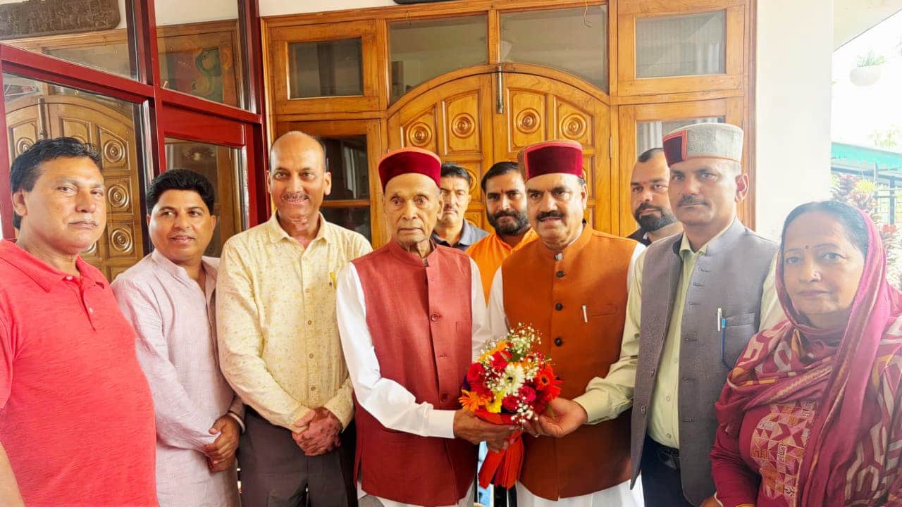 पूर्व मुख्यमंत्री प्रेम कुमार धूमल को पुष्पगुच्छ भेंट करते भाजपा विधायक इंद्रदत्त लखनपाल। भाजपा