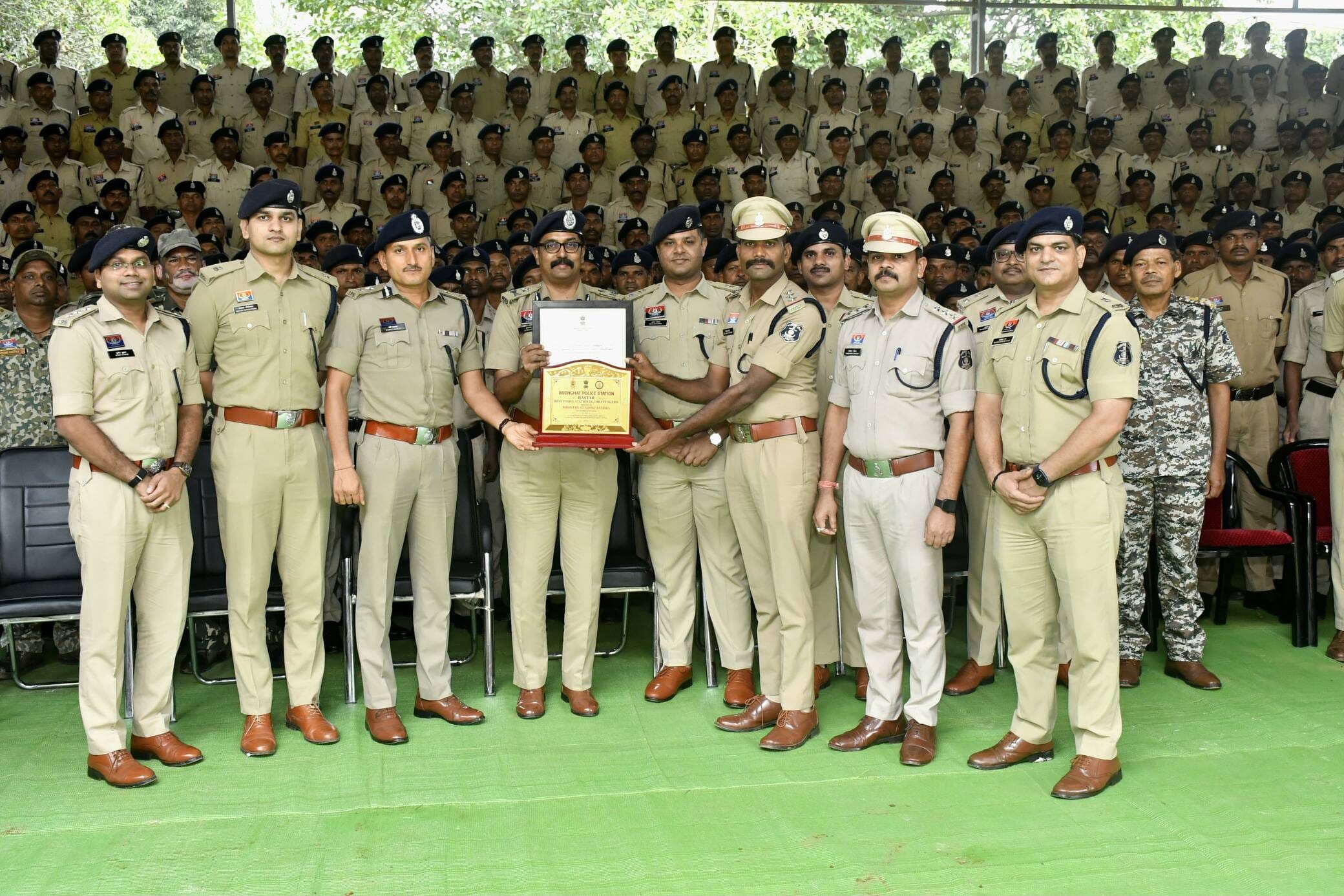 पूर्व थाना प्रभारी को सम्मान देते पूर्व आईजी व वर्तमान आईजी