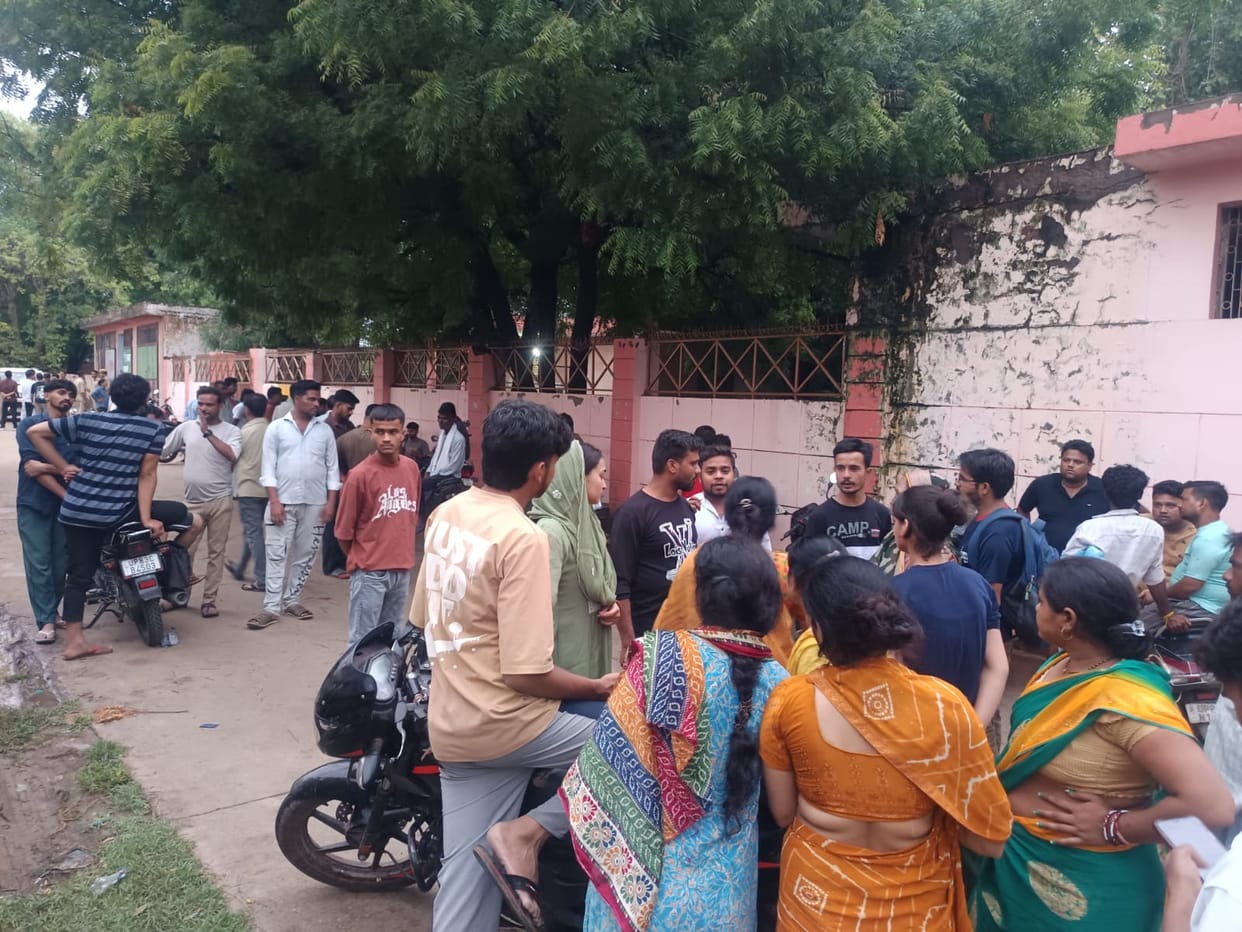 Body of robbery-murder accused found in drain in Hajipura; murder alleged; commotion ensues.