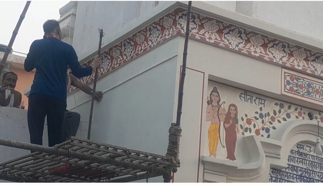 पट्टीकल्याणा गांव स्थित  प्राचीन वाल्मीकि मंदिर में तैयारी करते कारीगर। संवाद