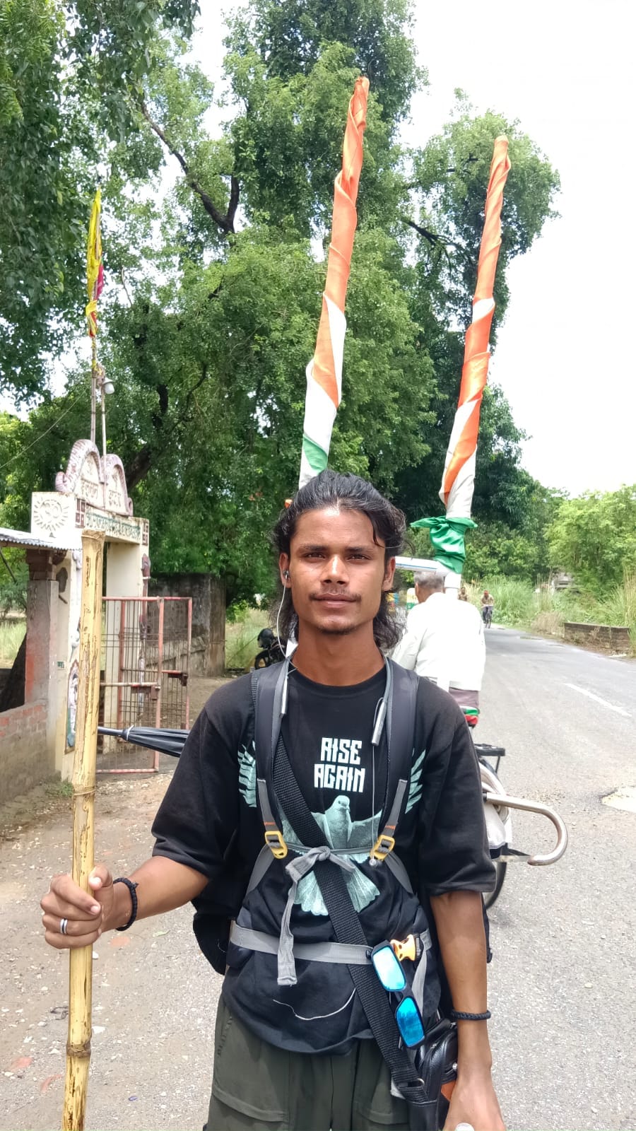 Young man embarking on a 1,900 km walkathon welcomed in Kachhwan.