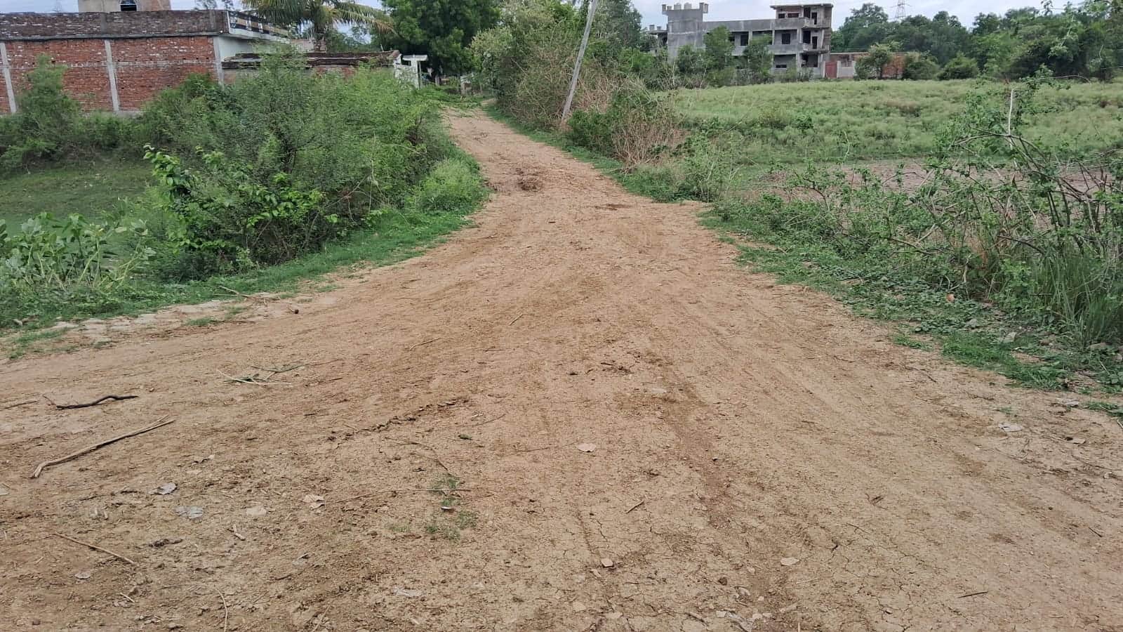 राजकीय होम्योपैथिक चिकित्सालय चुर्क जाने वाली सड़क की बदहाल स्थिति। संवाद