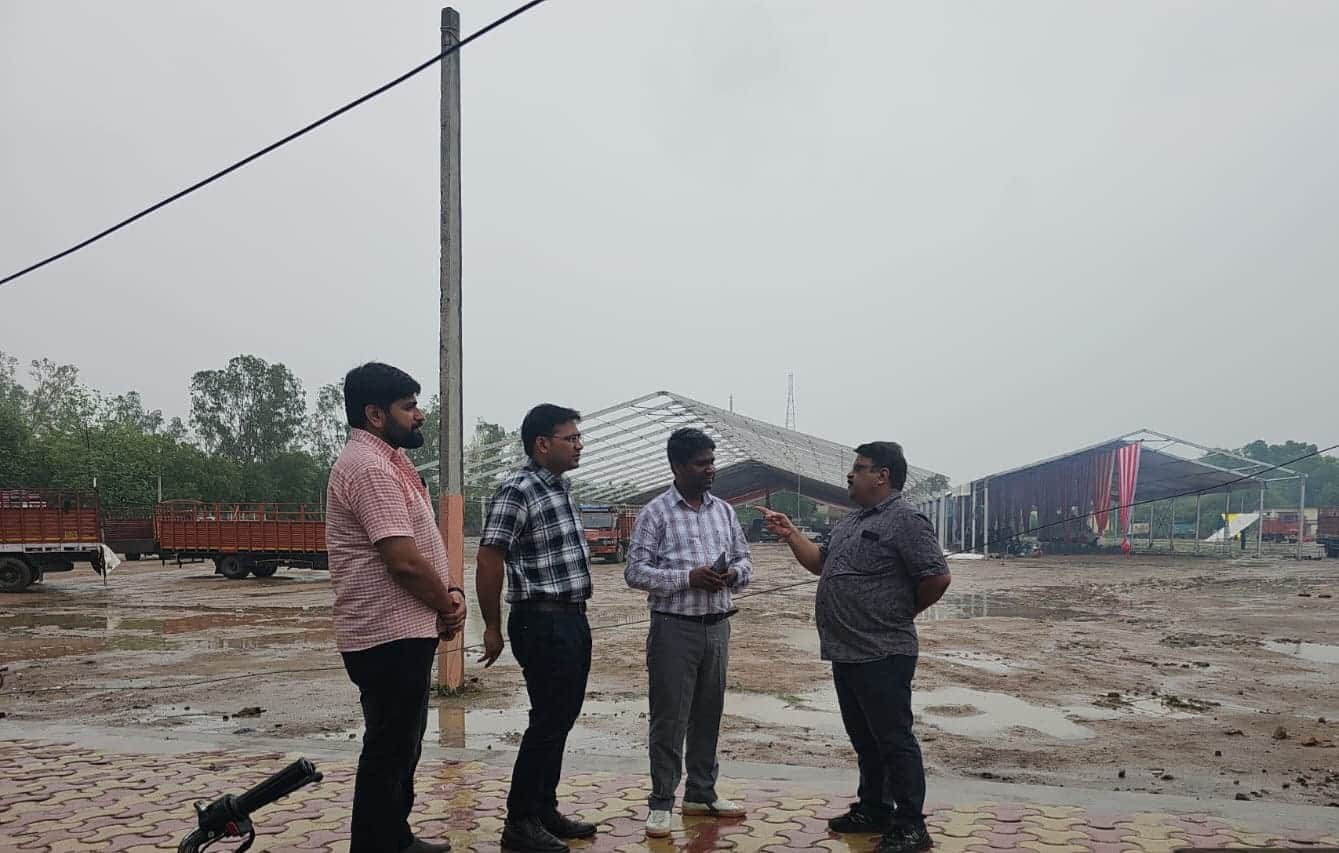 सभा स्थल का जायजा लेते विद्युत निगम के मुख्य अभियंता व अन्य। स्रोत: निगम