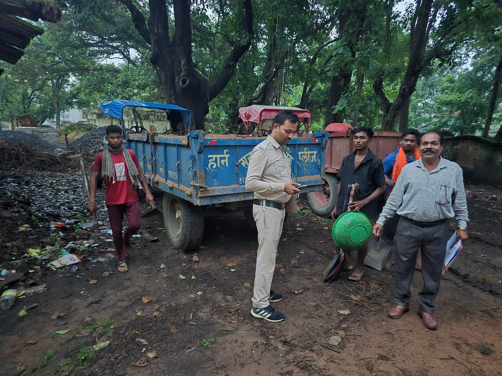 सीएम हेल्पलाइन पर शिकायत,,रेत के 3 ट्रैक्टर जब्त,,