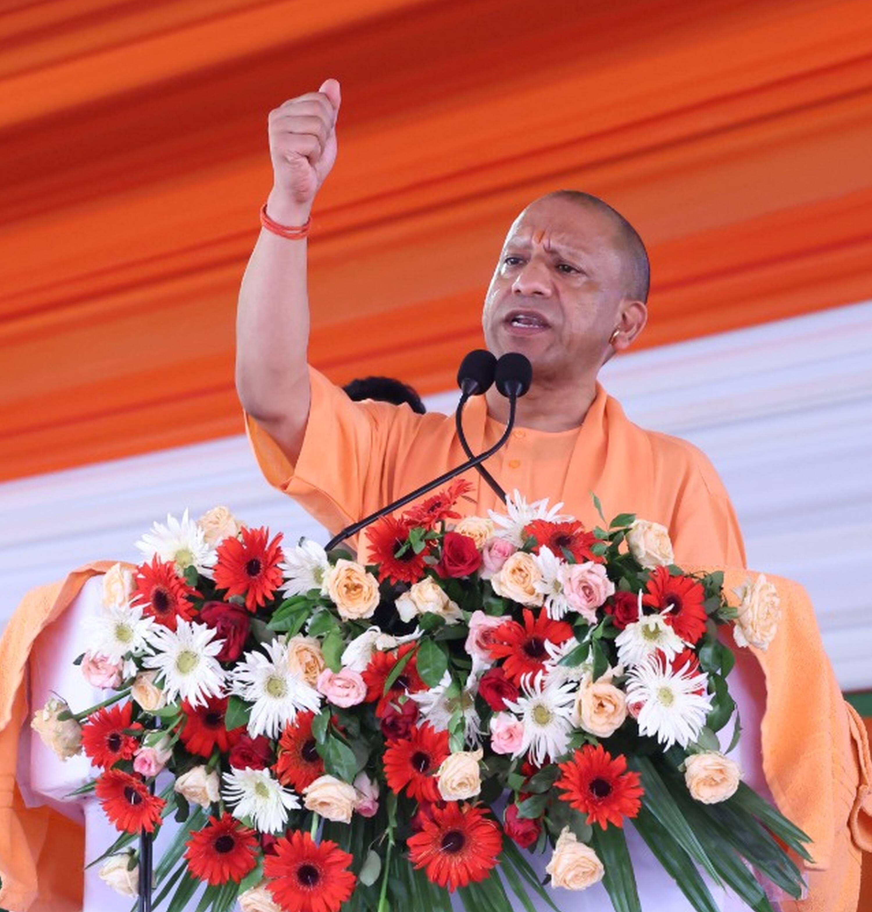 सुल्तानपुर के विवेकनगर स्थित सर्कस मैदान में जनसभा को संबोधित करते मुख्यमंत्री योगी आदित्यनाथ