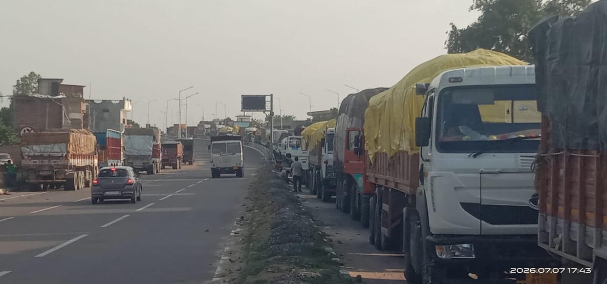 Customs office server down; five-kilometer-long queue of trucks at the border.