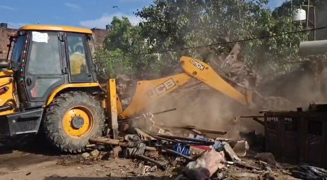 Bulldozer used against illegal encroachment in Sonauli.