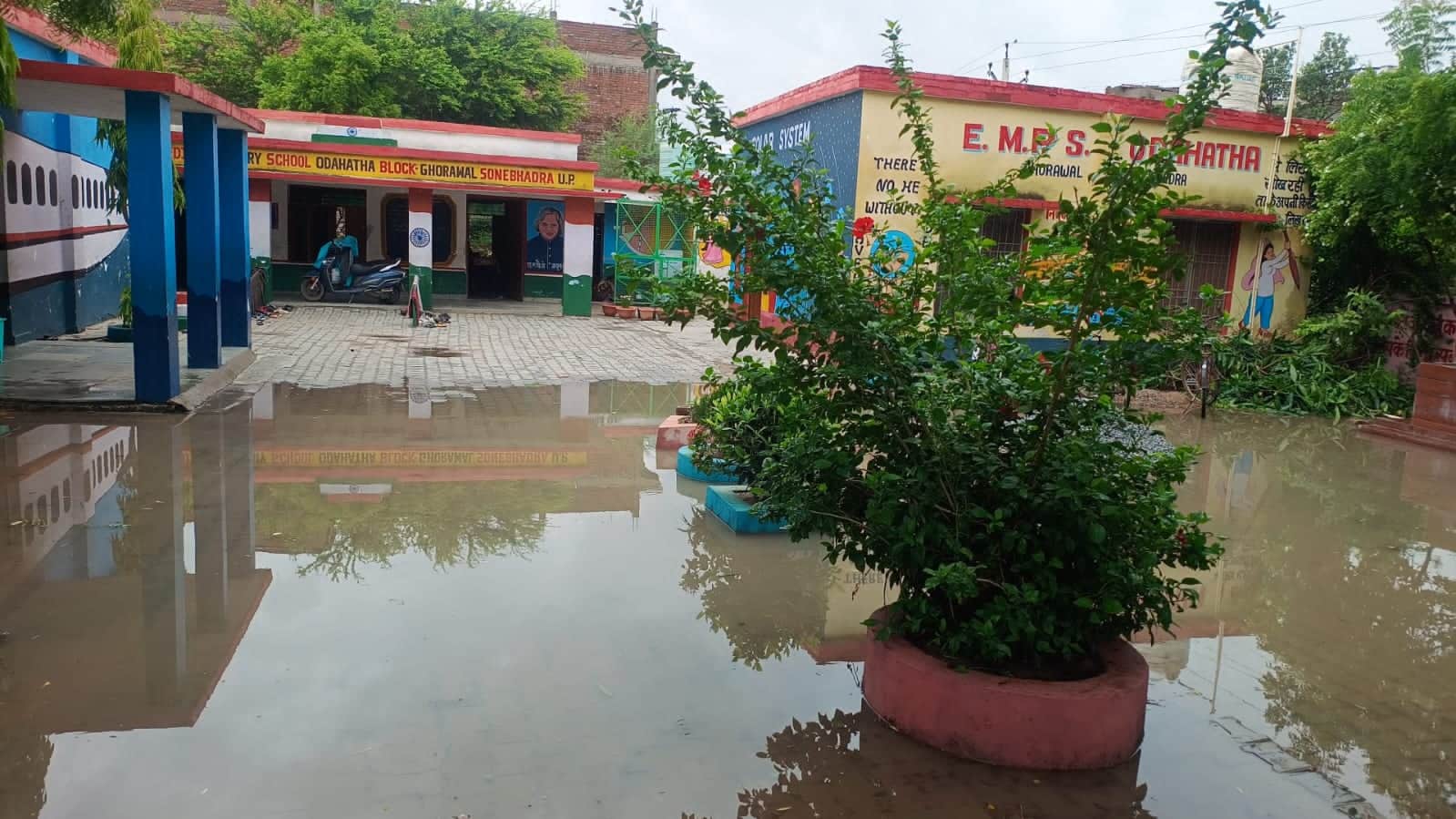 शाहगंज क्षेत्र के ओडहथा प्राथमिक विद्यालय परिसर में भरा बारिश का पानी। संवाद