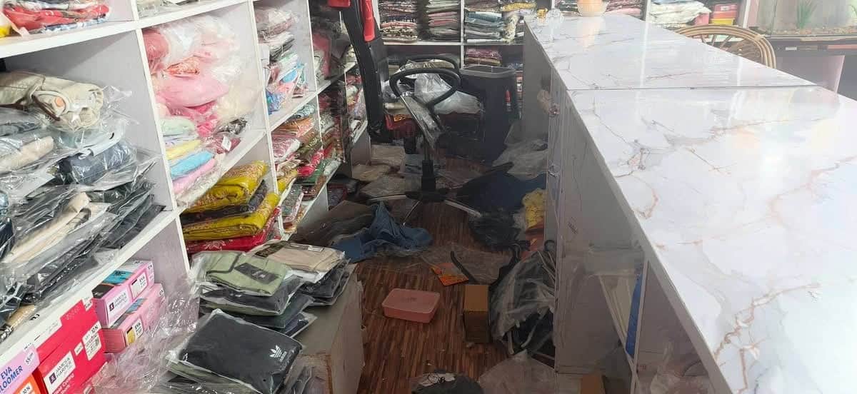 शाहपुर में चोरों ने रेडीमेड दुकान में बिखेरा सामान। जागरूक पाठक