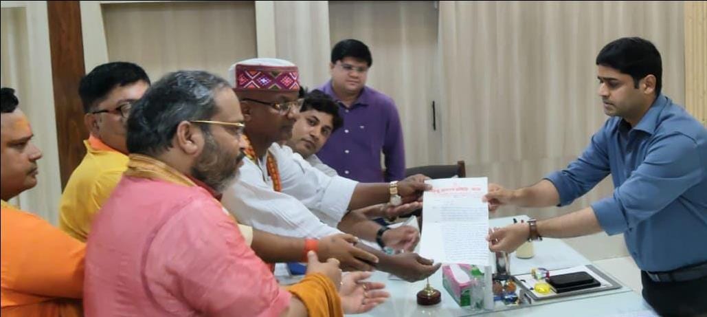 शीतला धाम मंदिर प्रकरण को लेकर ज्ञापन देते हुए हिंदू जागरण समिति के सदस्य:सोर्स स्वयं