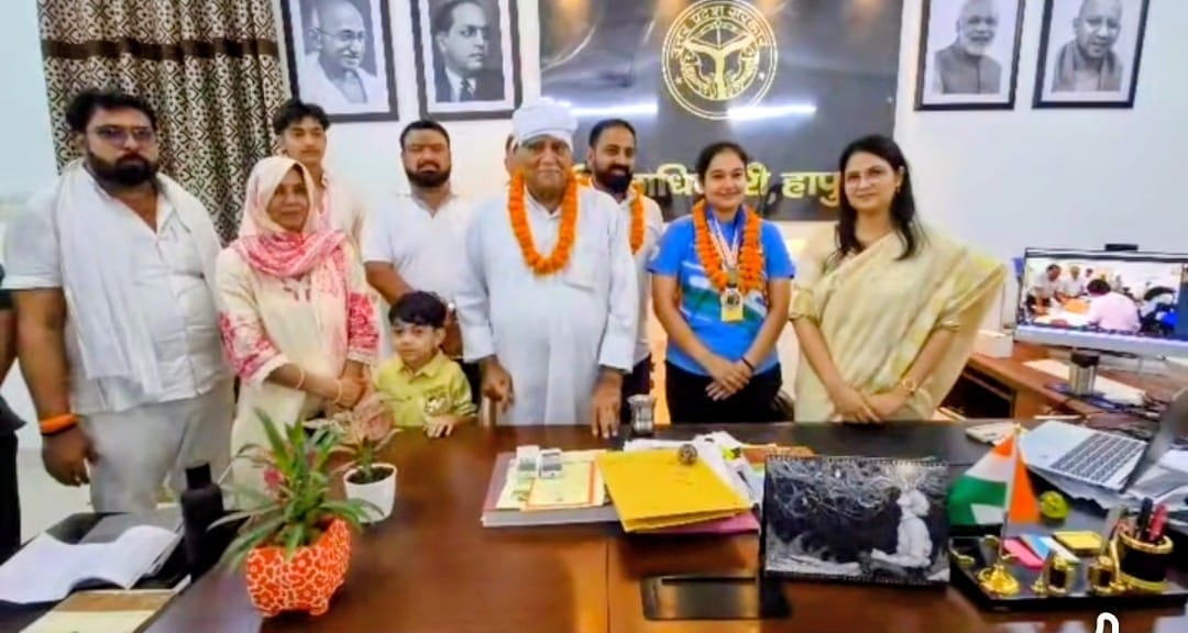 शूटर संस्कृति बाना के साथ डीएम कविता मीना व परिजन। स्रोत परिजन