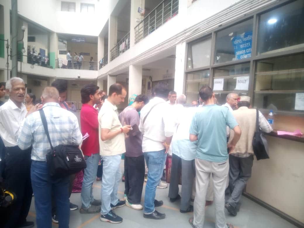 टांडा में सर्वर ठप होने पर काउंटर के बाहर लगी लाइन। जागरूक पाठक