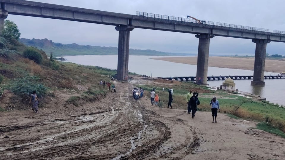 Heavy rain halted the removal of the pontoon bridge.