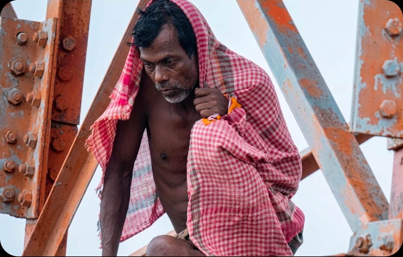 टॉवर पर बैठा आदमी