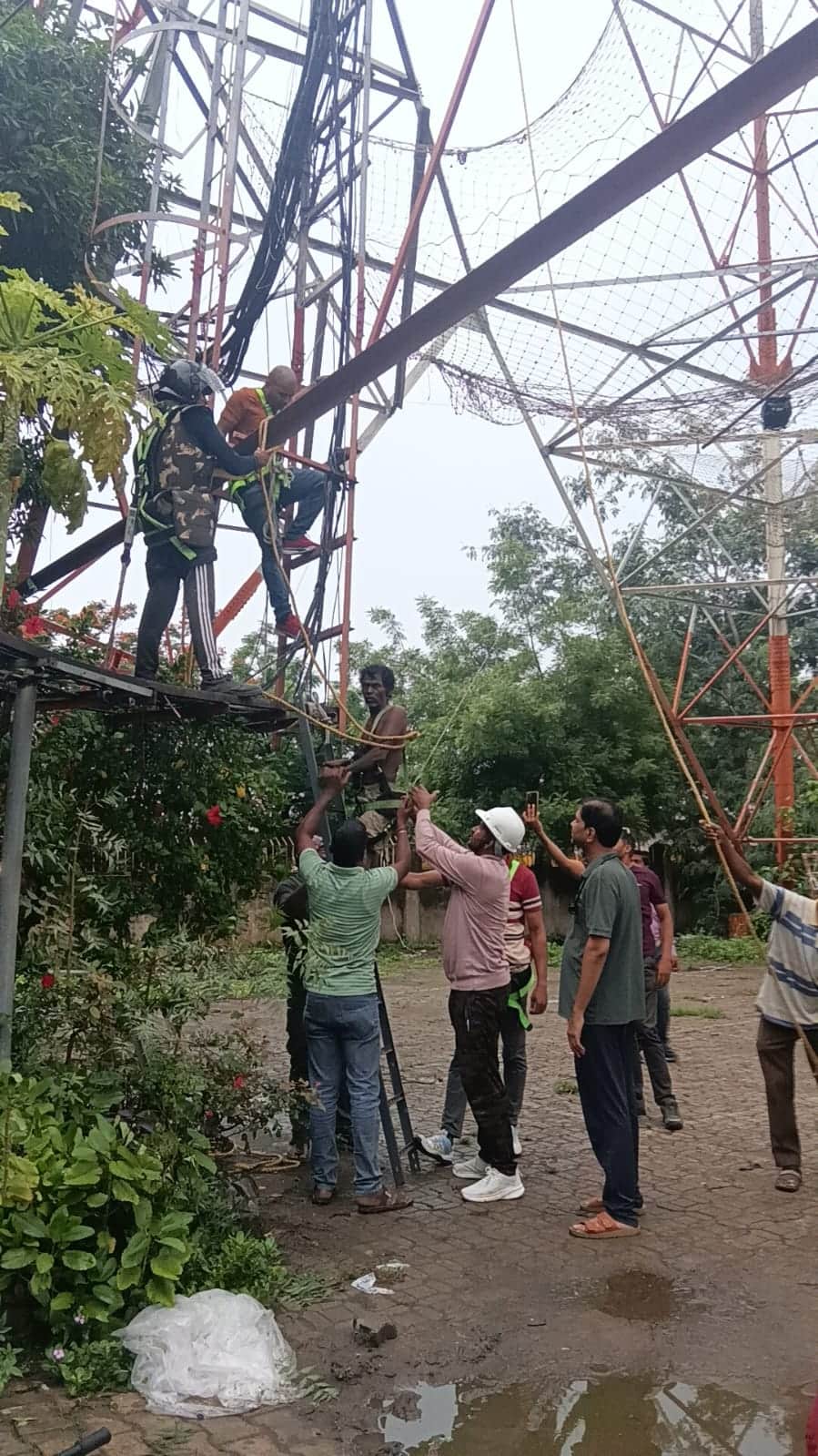 टॉवर से उतारती रेस्क्यू टीम