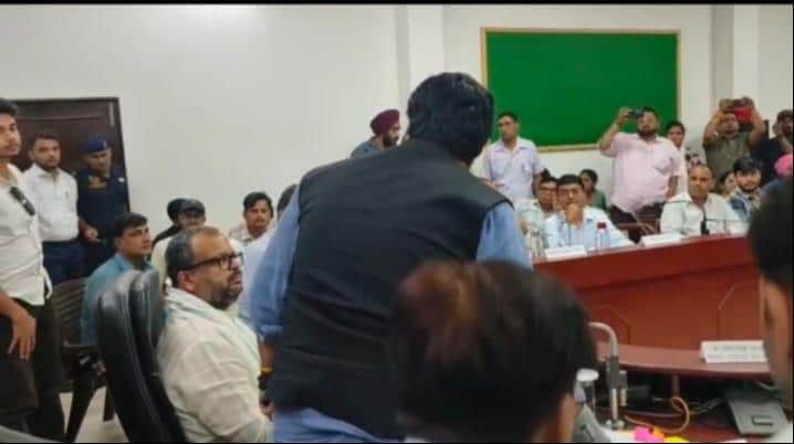 दिशा कमेटी की बैठक बीच में छोड़कर जाते राज्यसभा सांसद कार्तिकेय शर्मा। संवाद