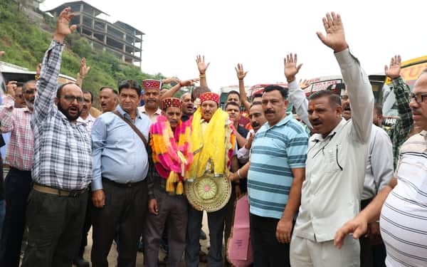 धर्मशाला बस स्टैंड में एचआरटीसी चालक-परिचालक यूनियन के प्रदेशाध्यक्ष मान सिंह ठाकुर को स्वागत क