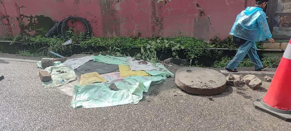 धर्मशाला पालमपुर रोड मार्ग पर कैंची मोड़ के पास टूटे सीवरेज के ढक्कन को किया गया ठीक। अमर उजाला