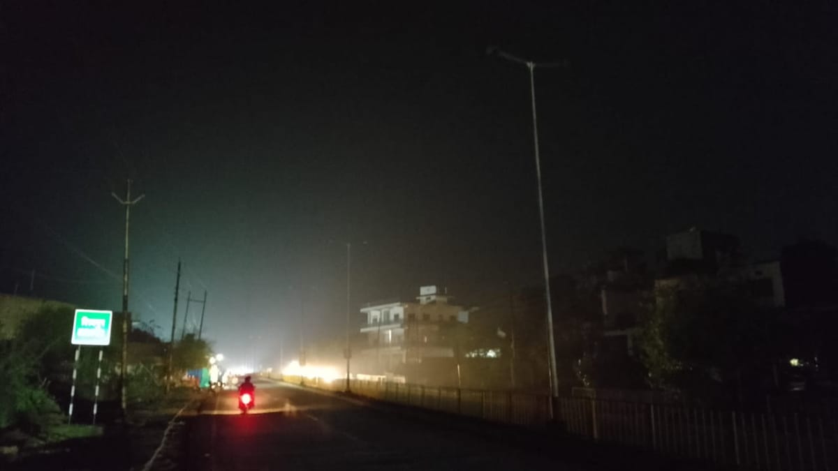 Mirzapur News: 200 लाइटें बंद, अंधेरे में हाईवे वन्य जीव आ गए तो हादसा तय