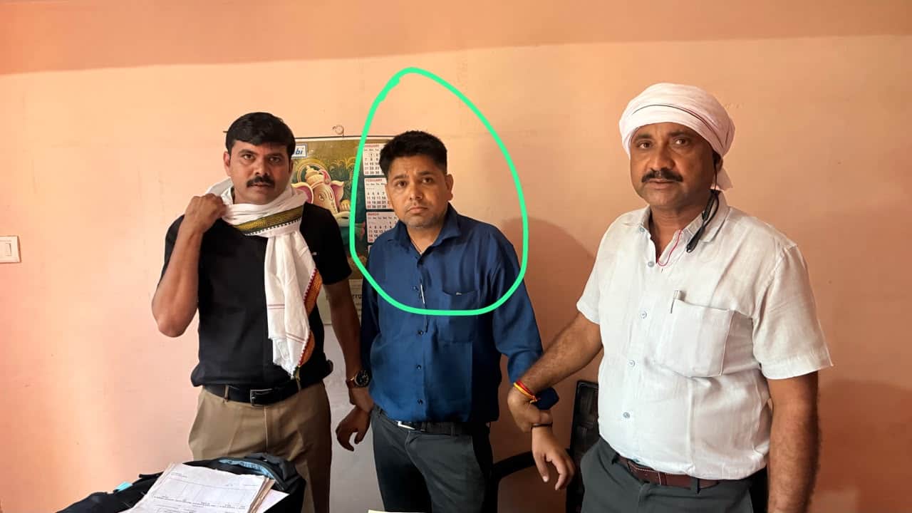 .गिरफ्त में पटवारी