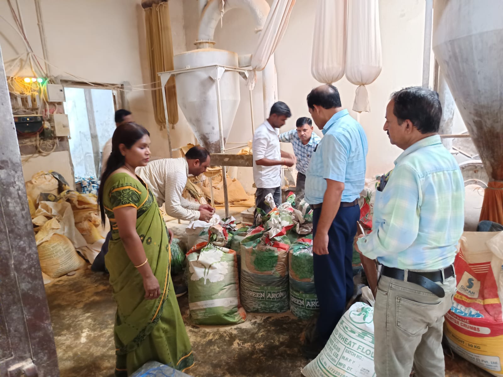 अभियान के दौरान मिलावटी मसाला जब्त करते खाद्य एवं औषधी विभाग के अधिकारी।- विभाग