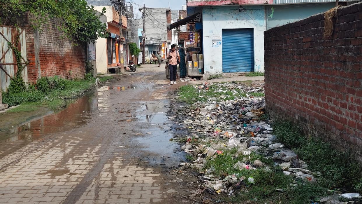 Filthy water spilling onto the streets, piles of garbage... questions raised about the communicable disease control campaign.