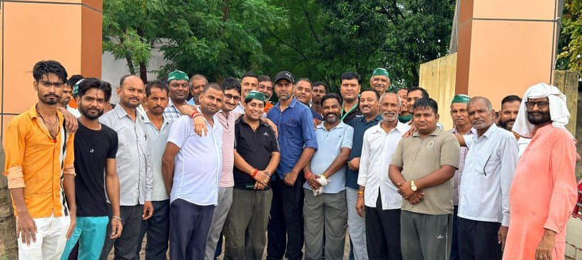 BKU leaders reach Basauni police station to protest against ploughing of fields without land measurement.