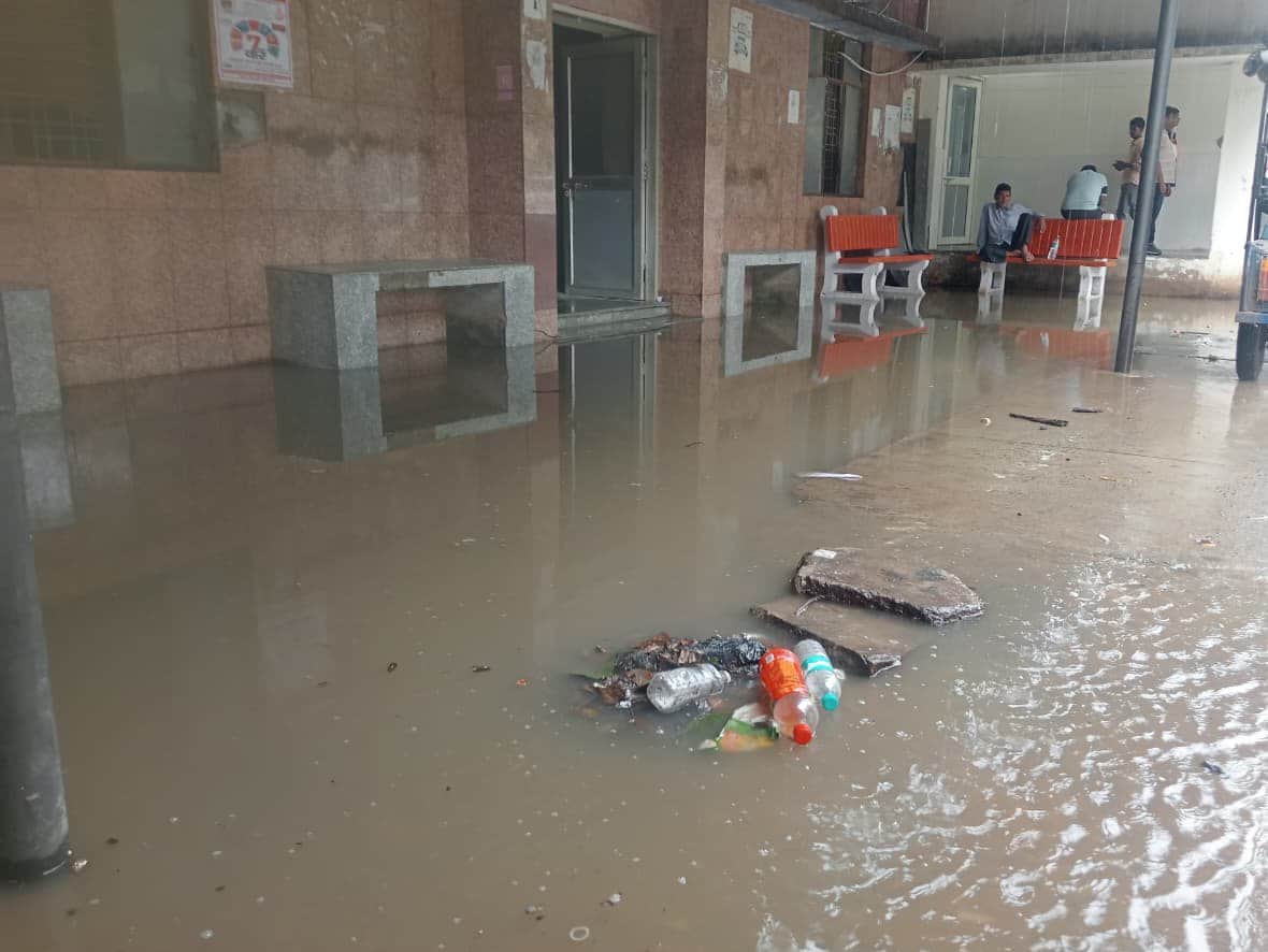 बृहस्पतिवार को हुई रिमझिम बारिश से मेडिकल कॉलेज में पुरानी ओपीडी के सामने भरा पानी। संवाद