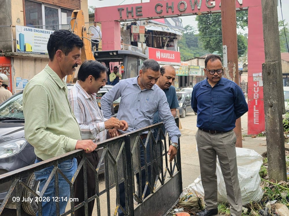 बनीखेत के पधर में मोके का जायजा लेते तहसीलदार डलहौजी रमेश चौहान प्रशासनिक टीम के साथ