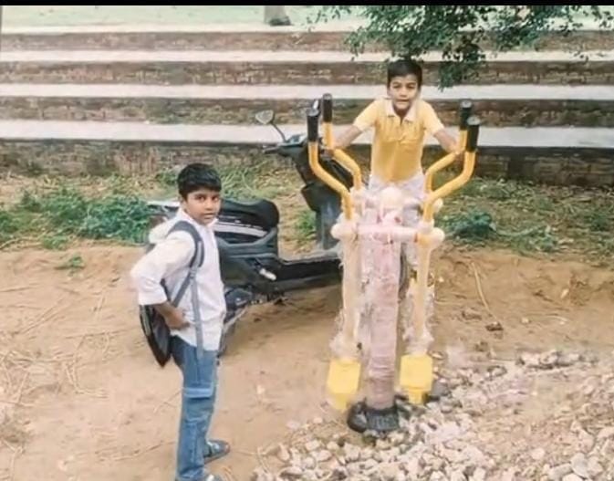 ढिगावामंडी की ओपन जिम में कसरत करते बच्चे।