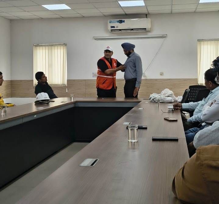 एनएफएल में प्राथमिक चिकित्सक के बारे में प्रशिक्षण देते संदीप रत्तेवाल। स्रोत : सोशल मीडिया
