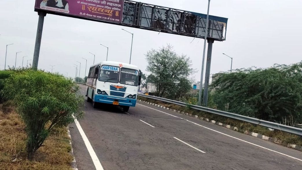 To go from the city to the bus stand, one will have to take the help of e-rickshaw.