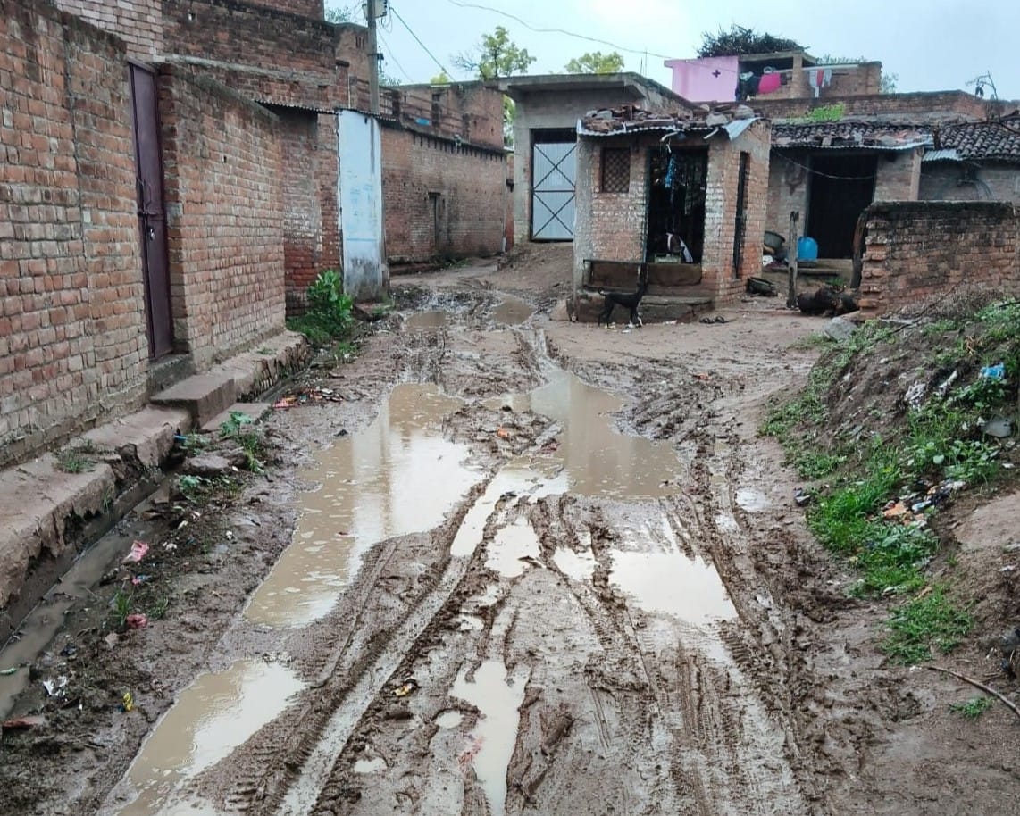 The road connecting the Nadehra link road to the Lalpura road has turned into a quagmire.