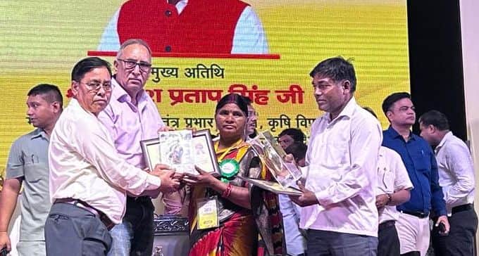 फोटो-1-उद्यान निदेशक से प्रमाणपत्र लेतीं महिला किसान तारावती। स्रोत: स्वयं।