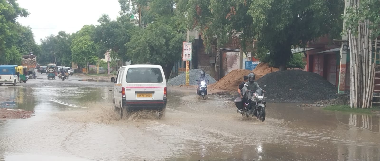 फोटो-18- शहर के दिबियापुर रोड पर जलभराव के बीच से निकलते वाहन। संवाद