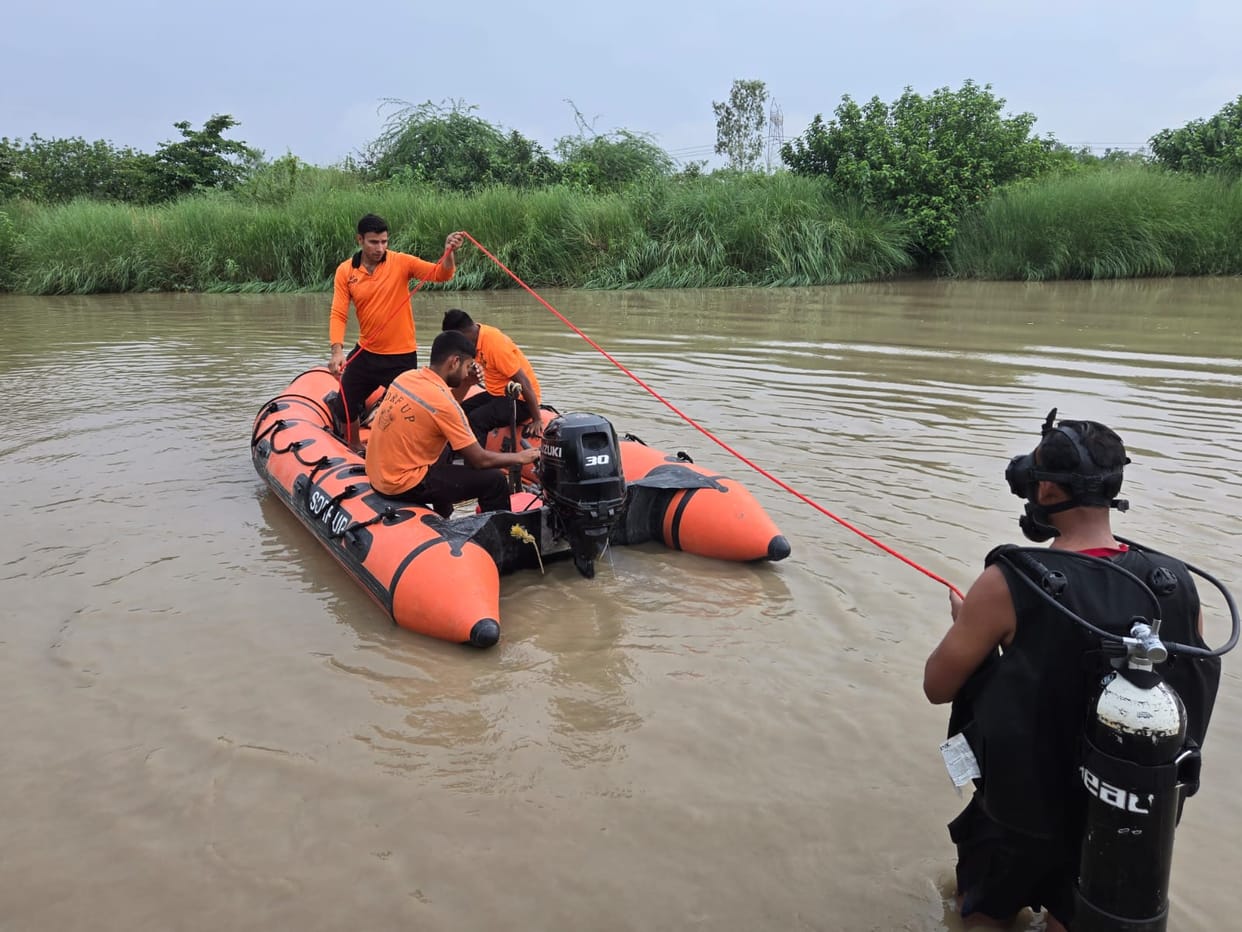 Elder sister who jumped into the canal to save her sister also drowned; one managed to get out safely, and the SDRF is engaged in the search.