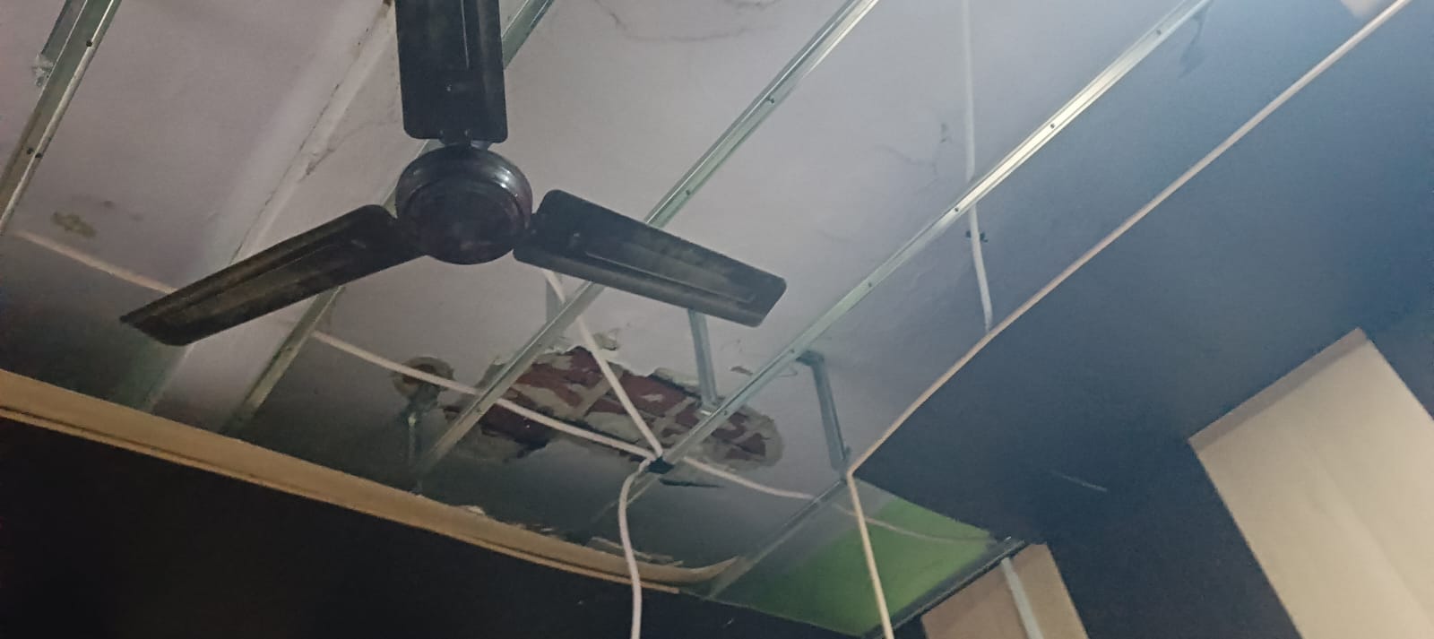 फोटो -29- बारिश के बाद टपकती ब्लॉक भवन की छत। संवाद