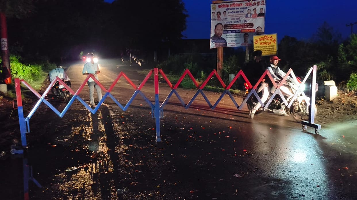 Technical fault in railway overbridge built three years ago; traffic suspended.
