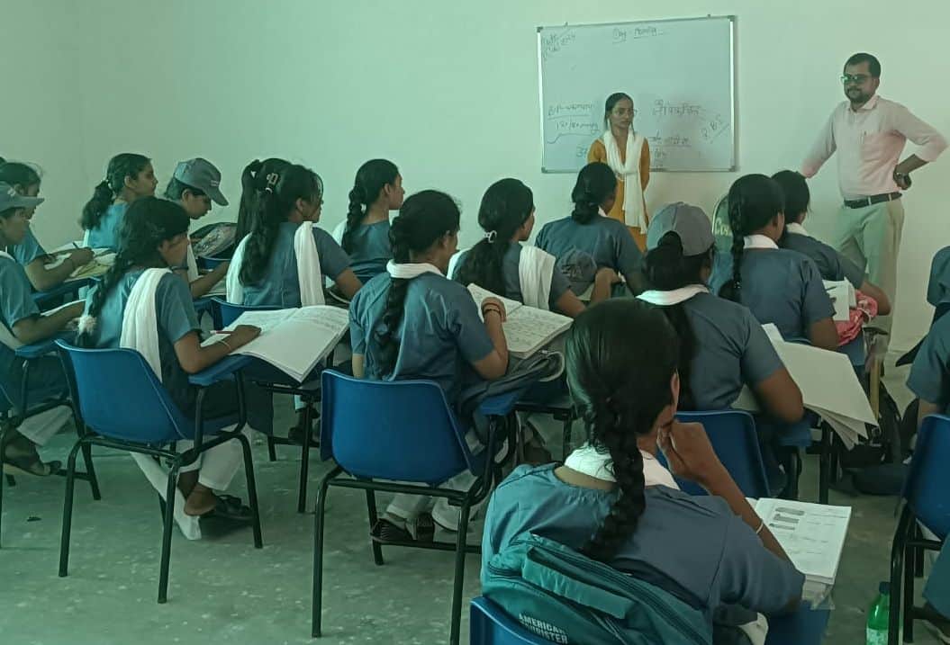 फोटो-4-जीजीआईसी में छात्राओं को अकाउंटेंट विषय के बारे में बताते कौशल विकास मिशन के प्रभारी। सं