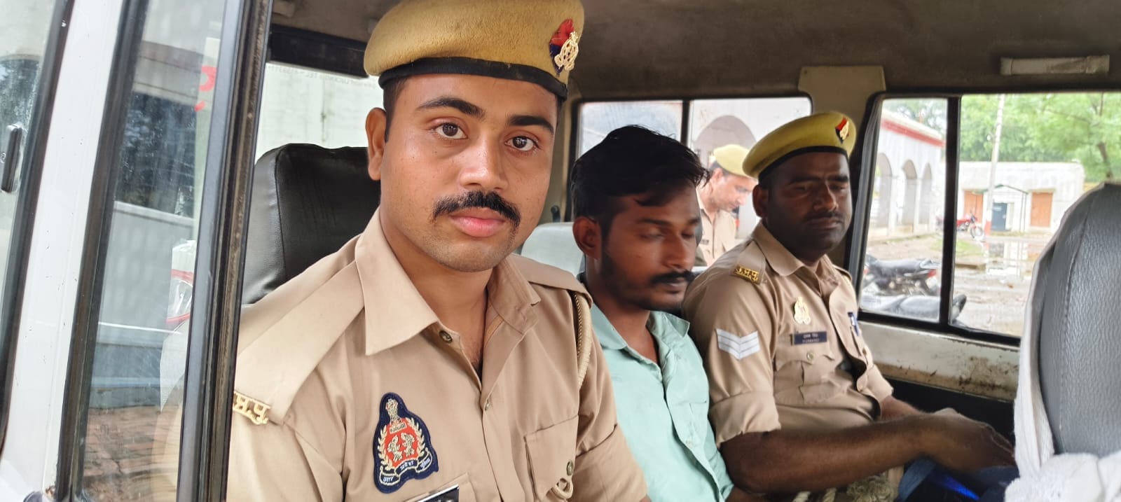 फोटो-7 पुलिस जीप में बैठा दरोगा के आवास से चोरी का आरोपी। संवाद