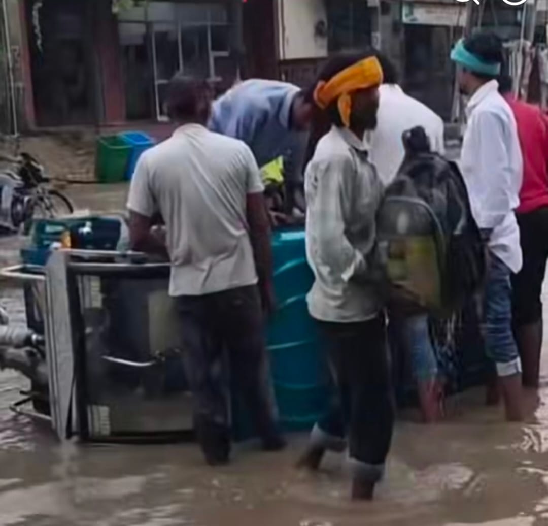 Panic ensued among the passengers after the e-rickshaw overturned.
