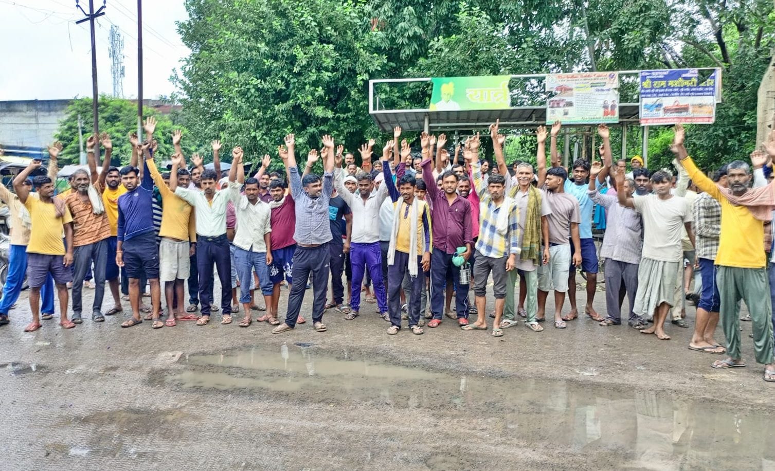Truck loading halted due to workers' strike in Galla Mandi