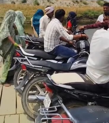 Illegal boat operations at Parouli Sikarwar Ghat; video goes viral.