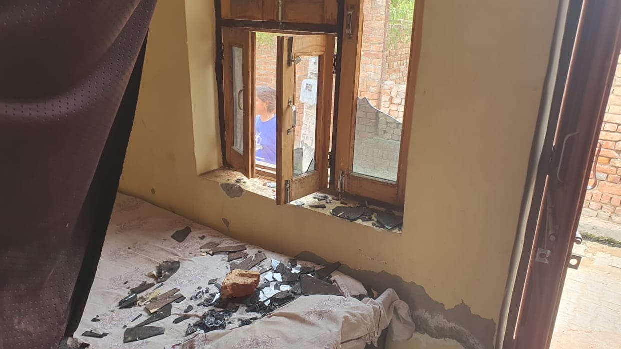 Hooliganism: Stones pelted at five houses at midnight; five youths detained.