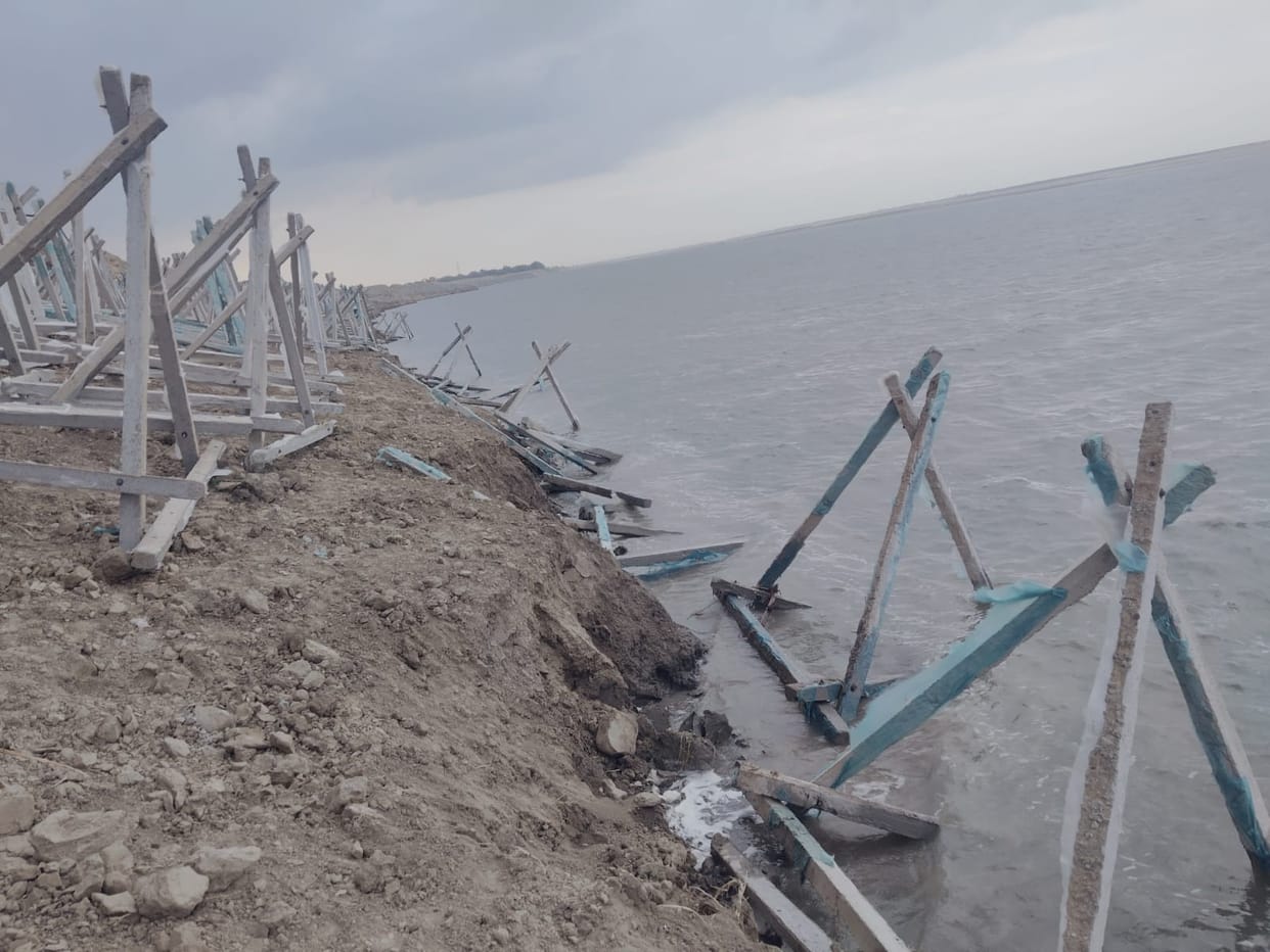 Structures built at a cost of 35 crore for protection have started slipping into the Ganga even before the arrival of floods.