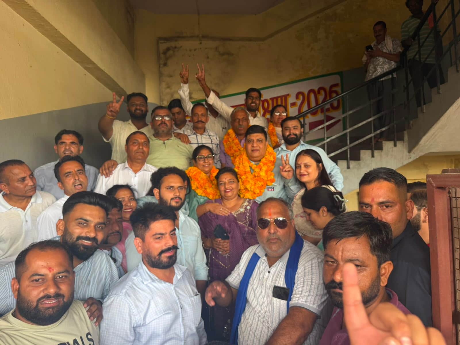 गगरेट नगर पंचाायत की नवनिर्वाचित अध्यक्ष मंजू ठाकुर और विधयक राकेश कालिया समर्थकों के साथ। संवा